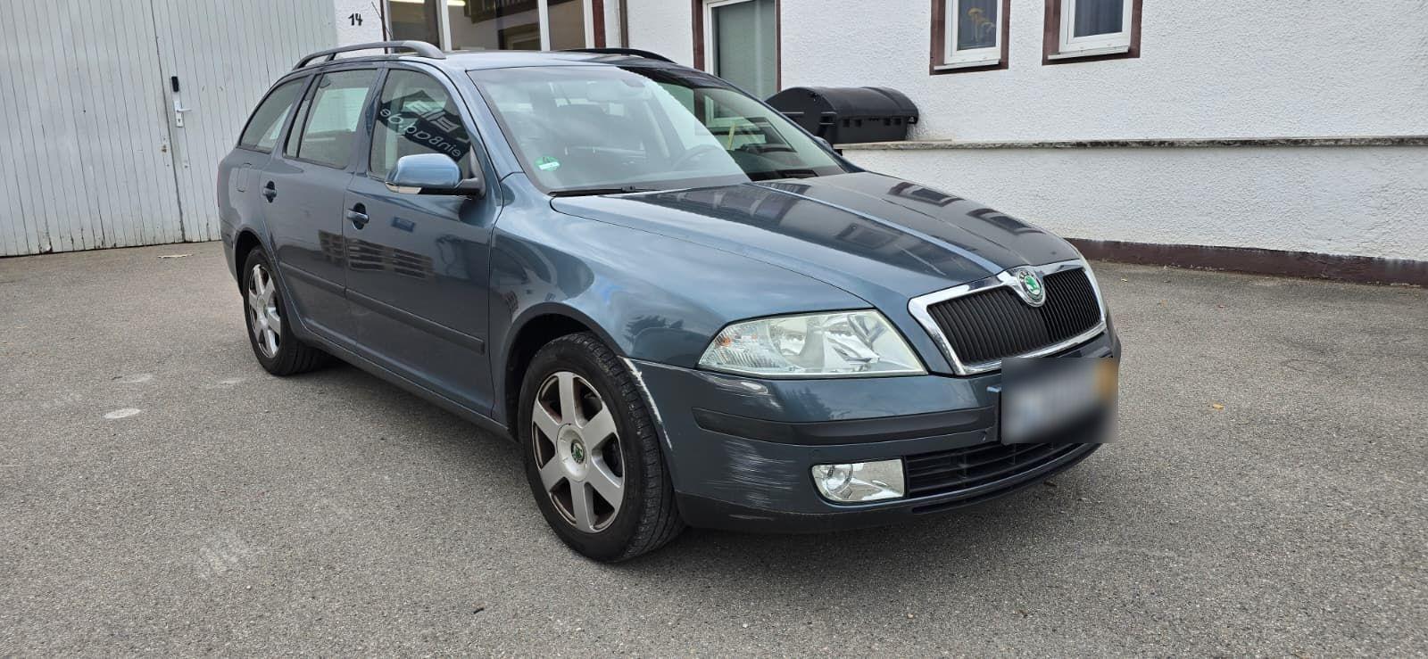 Skoda Octavia 2005 — rear view
