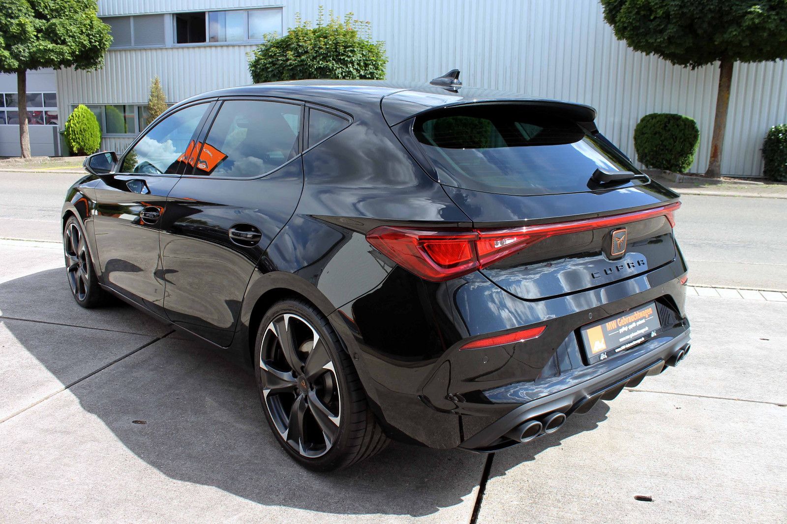 Fahrzeugabbildung CUPRA Leon VZ 2.0 TSI DSG ACC LED KAM PDC ESD PANO LHZ