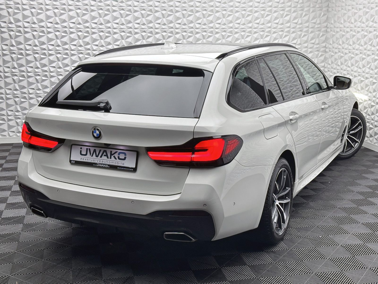 Fahrzeugabbildung BMW 520d M-PAKET/PANORAMA/KEYL/STANDHZ/ACC/HUD/LASER