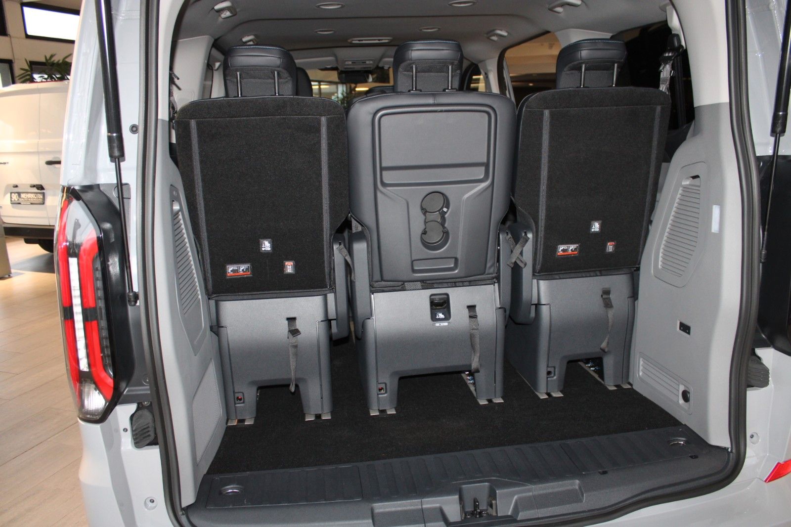 Fahrzeugabbildung Ford Tourneo Custom Automatik L1 SPORT mit AHK + GJR