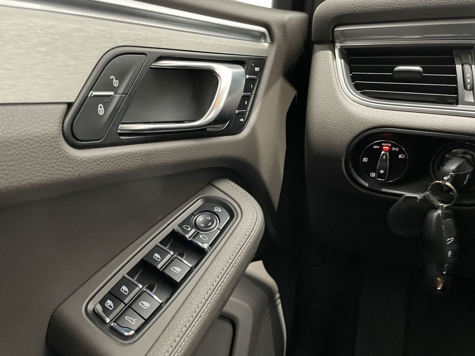 Porsche Macan PDK DAB LED AHK el. Sitze Klima PDC foto 22