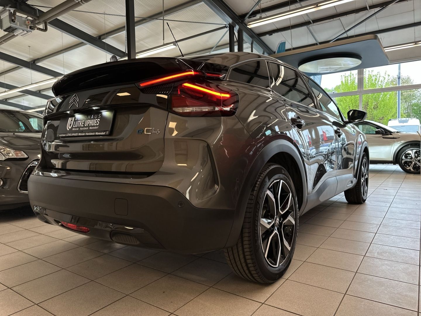 Fahrzeugabbildung Citroën C4 e- Shine 100 Navi 360 Kamera SHZ CarPlay DAB