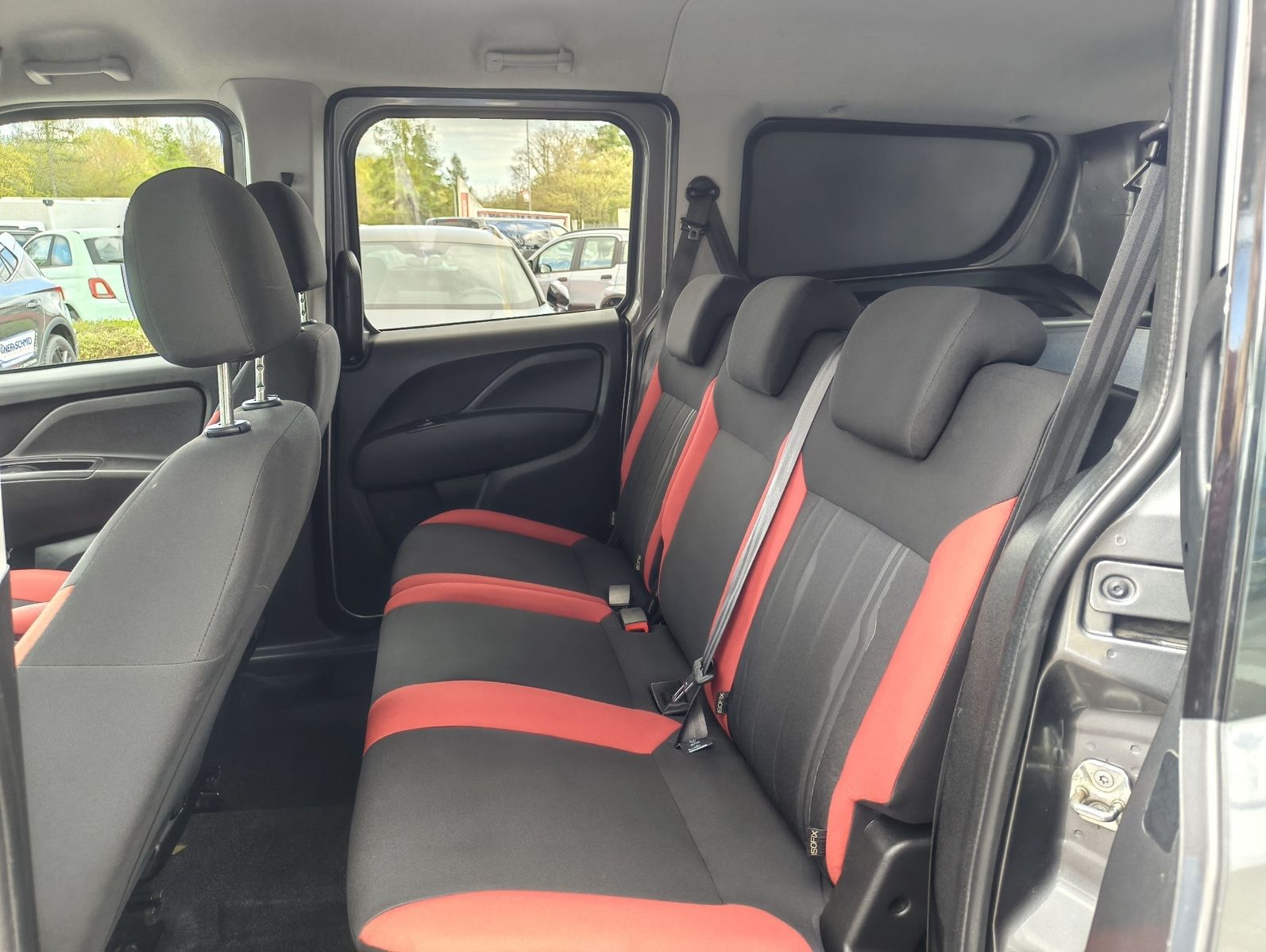 Fahrzeugabbildung Fiat Doblo Kombi Maxi SX 1.6 Mjet 5 Sitzer + AHK