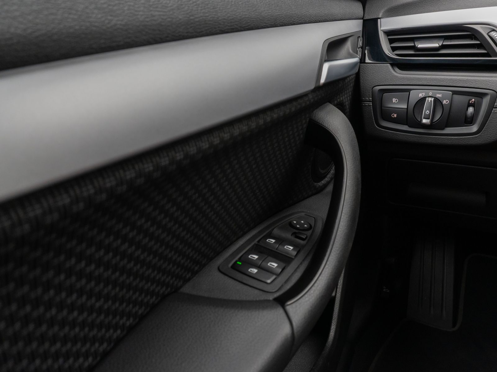 Fahrzeugabbildung BMW X2 xD25e DAB Navi Parkassist Geschwindigkeitsreg