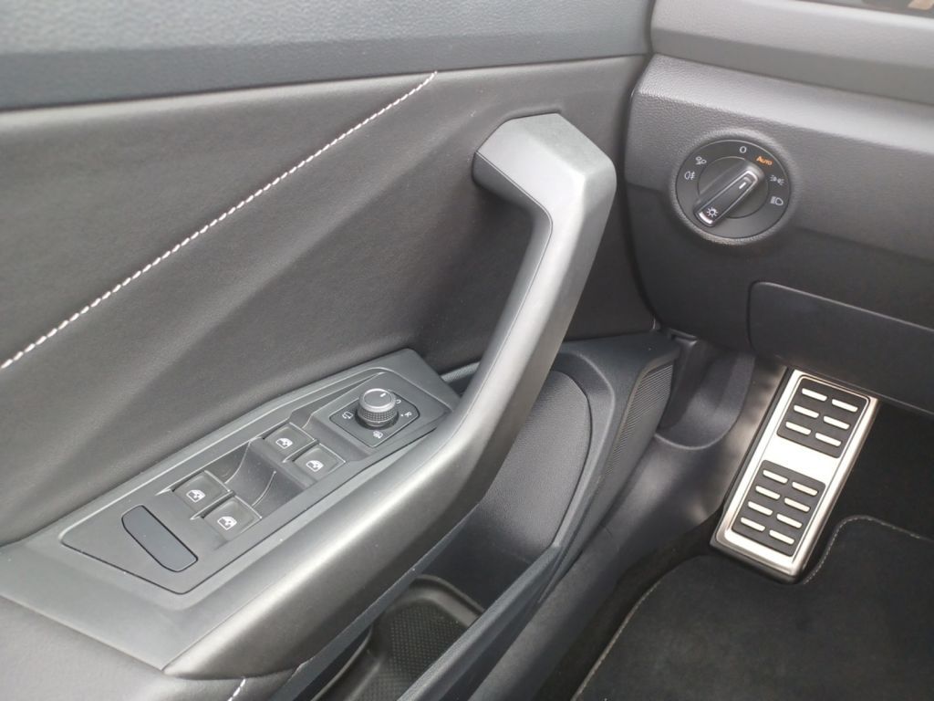 Fahrzeugabbildung Volkswagen T-Roc Cabriolet 1.5 TSI DSG R-Line Navi, DCC, Ka