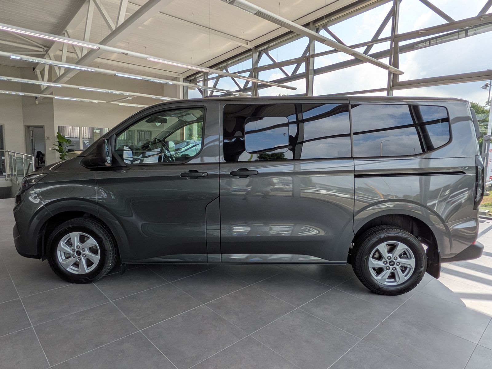 Fahrzeugabbildung Ford Transit Custom 320 L1 Aut. 8-Sitze LED ACC Cam