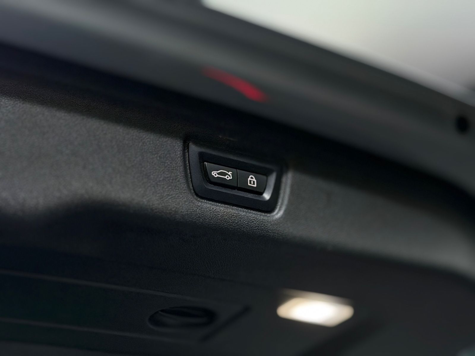 Fahrzeugabbildung BMW 330e Touring M Sport|HEAD-UP|NAVI|HIFI|WIDESCREE