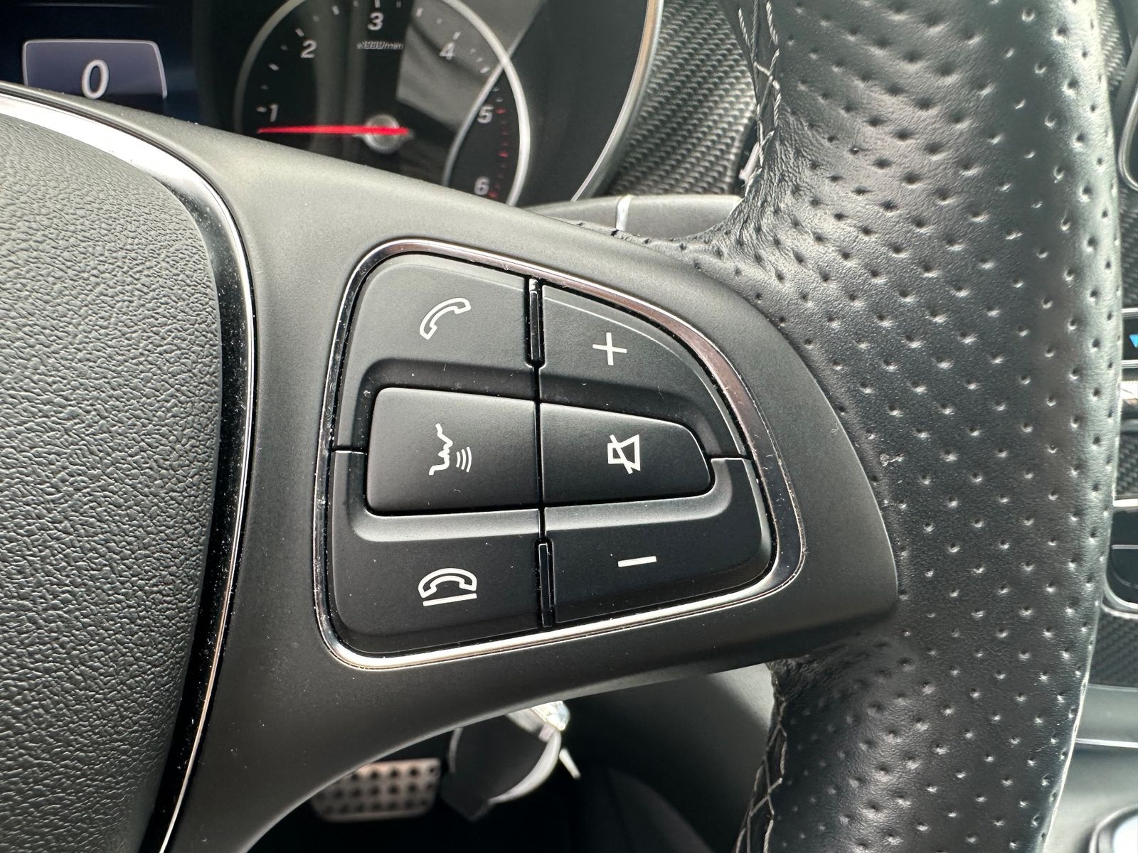 Fahrzeugabbildung Mercedes-Benz V 250 AMG-Line NAV+LED+360°+PANO+AHK+AIRMATIC
