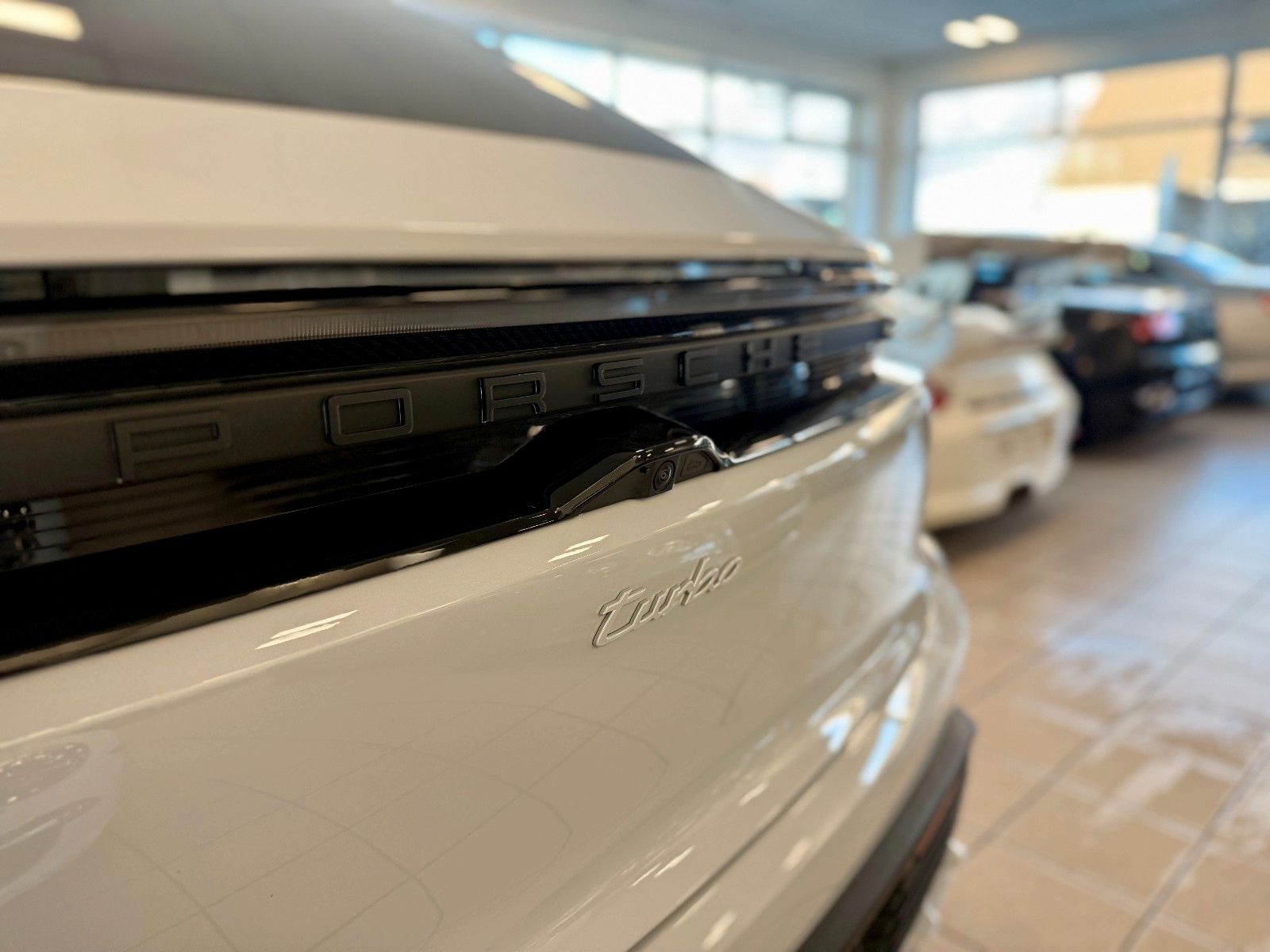 Fahrzeugabbildung Porsche Macan Turbo InnoDrive/OffroadDesign/SCP/Keyless