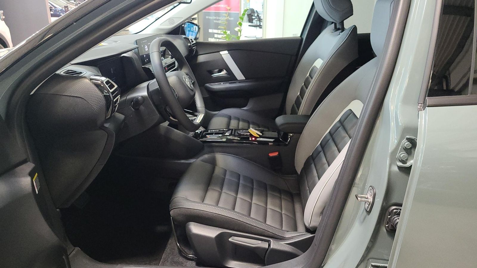 Fahrzeugabbildung Citroën e-C4 Max 156 PS AT