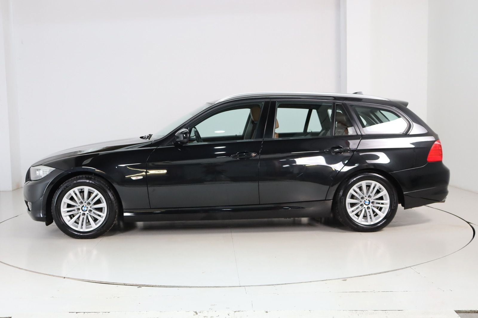 Fahrzeugabbildung BMW 318 i Touring * Xenon * Leder * Pano *