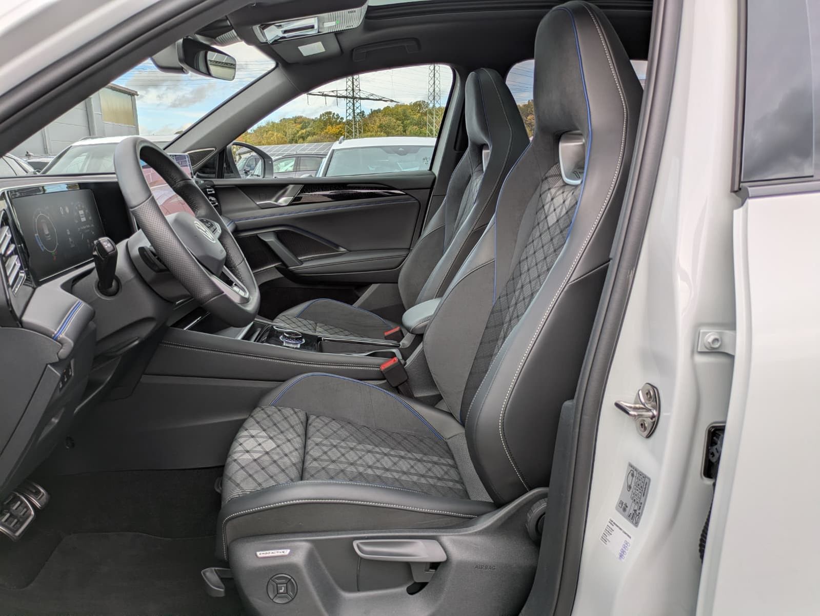 Fahrzeugabbildung Volkswagen Tiguan 2.0 TDI 4M R-Line PANO*H&K*AHK*MATRIX*20"