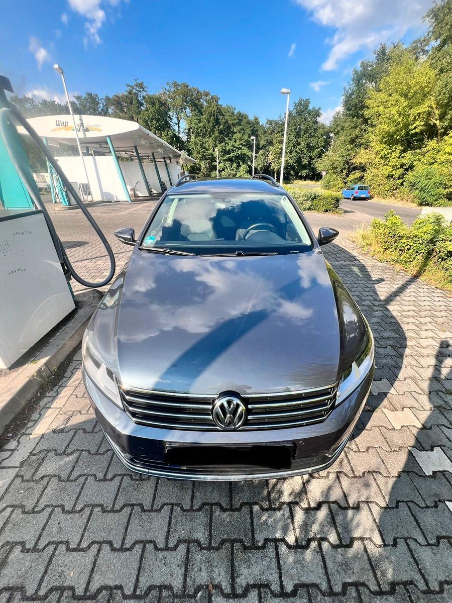 Volkswagen Passat 2011 — rear view