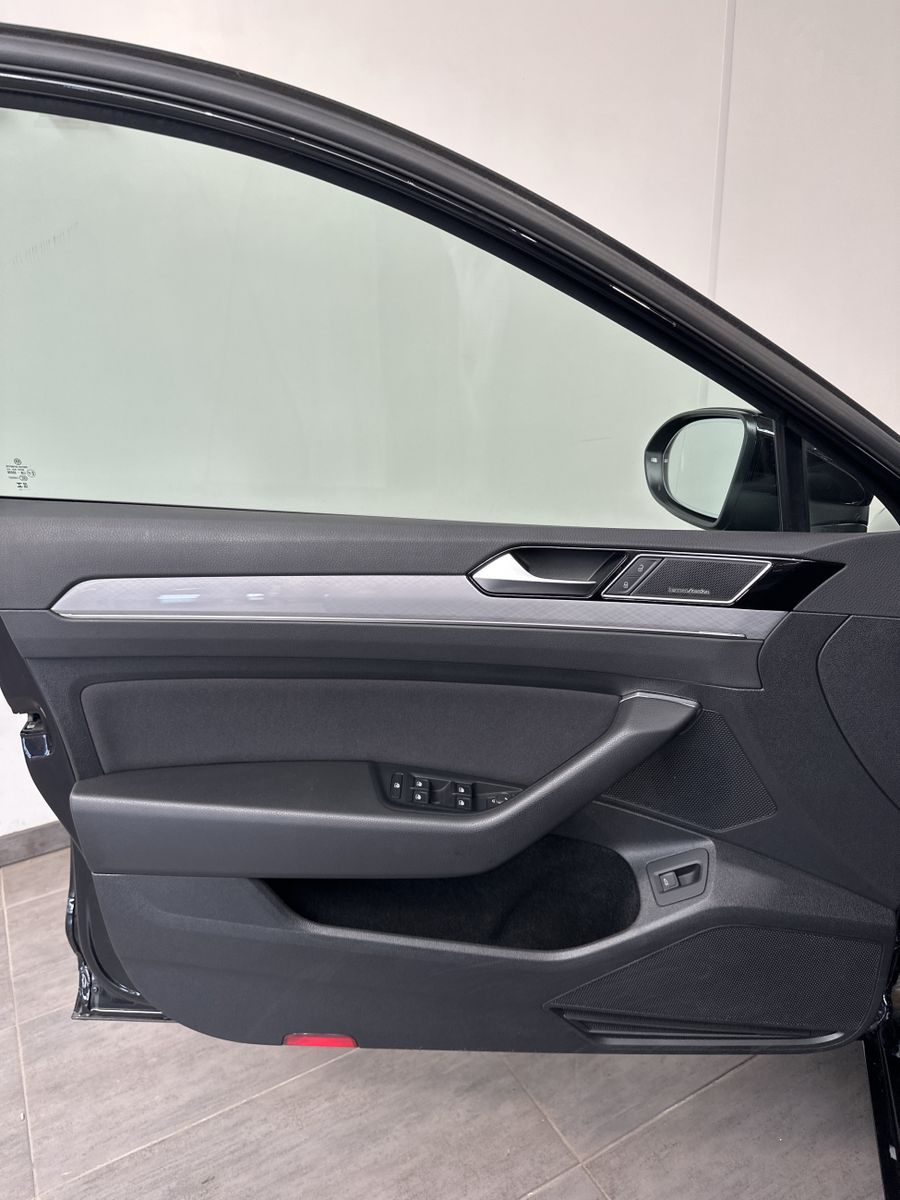 Fahrzeugabbildung Volkswagen Passat Variant R-Line NAV+MATRIX+AHK+PANO+HEADUP