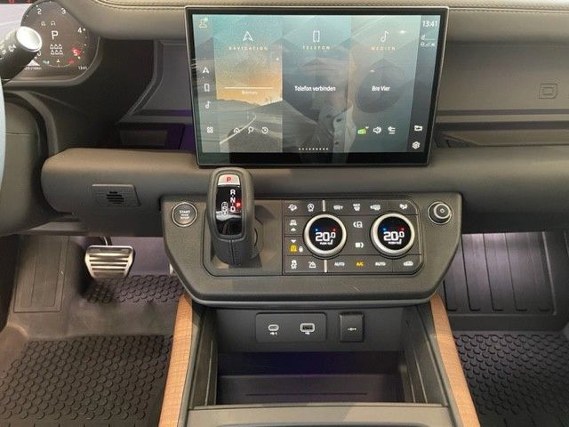 Fahrzeugabbildung Land Rover Defender 130 D300 X  Standheizung & Acht Sitze