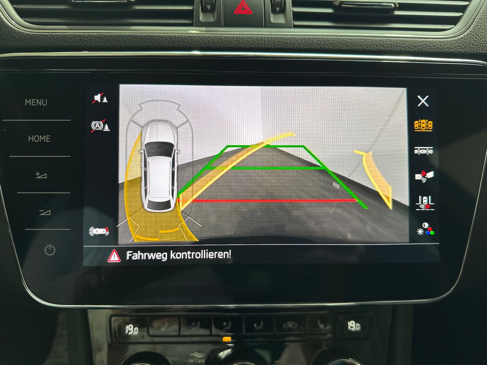Fahrzeugabbildung SKODA Superb Combi 2.0 TDI DSG L&K 4x4 NAV+LED+AHK+KAM