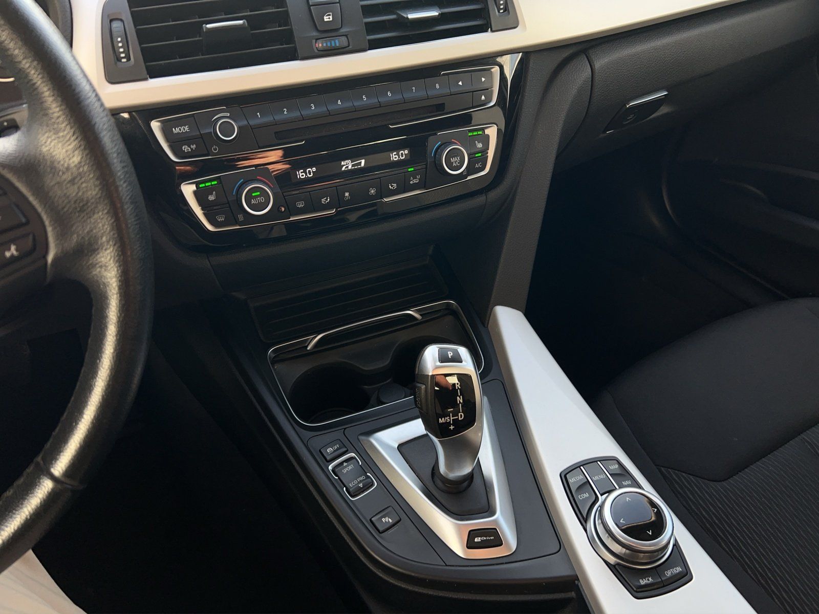 Fahrzeugabbildung BMW 330e Advantage/LED/SHZ/PDC/GRA/NAVI/