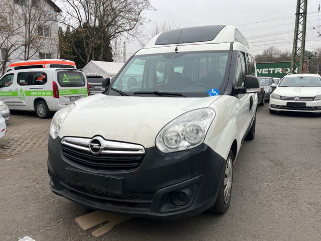 Opel Combo D mit Rollstuhlrampe