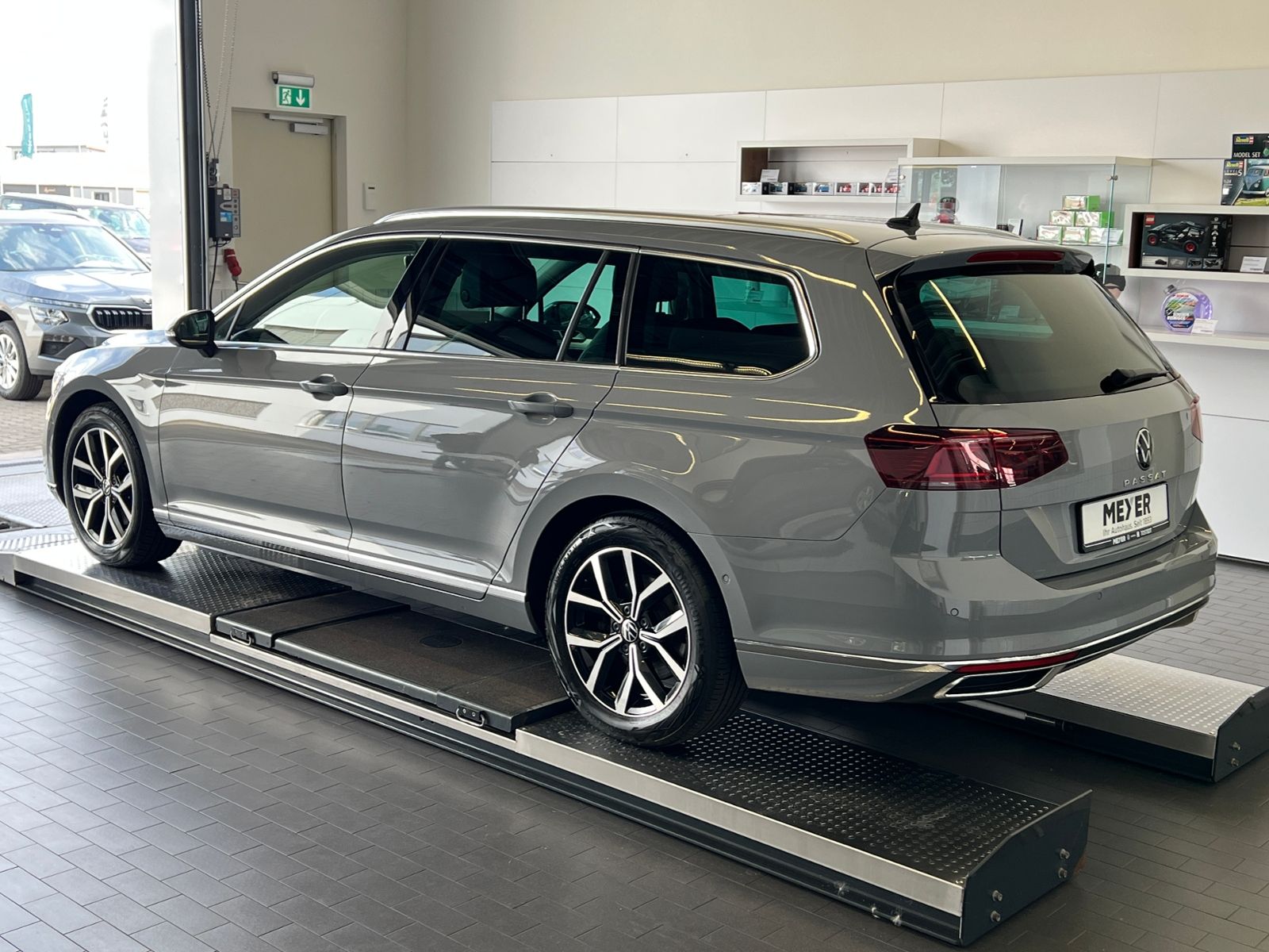 Fahrzeugabbildung Volkswagen Passat Variant Elegance 2.0 TDI DSG *AHK, IQ-Lig