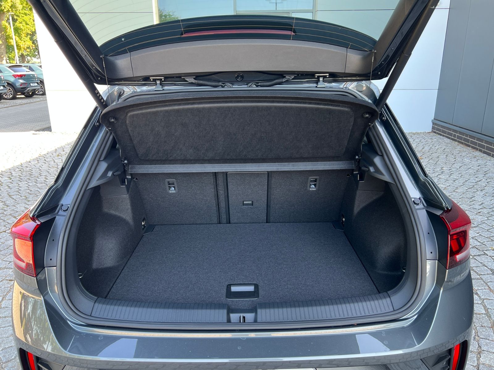 Fahrzeugabbildung Volkswagen T-Roc R-Line 1.5 TSI DSG *AHK, Pano, Black Style