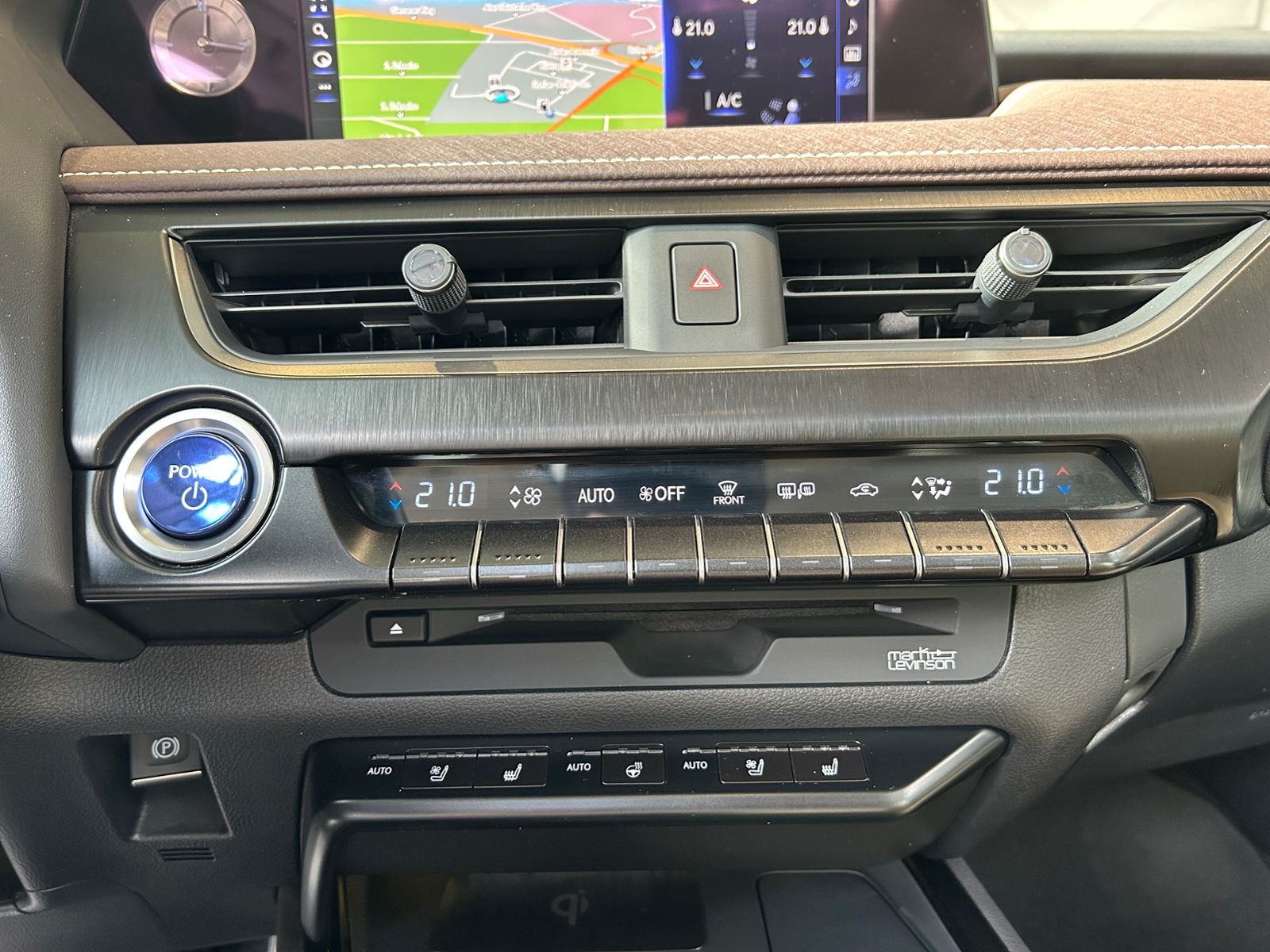 Fahrzeugabbildung Lexus UX 250 h Luxury PANO 360°