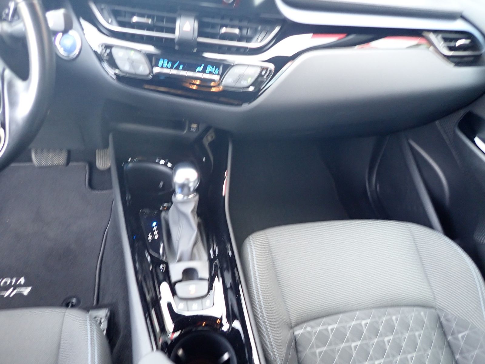 Fahrzeugabbildung Toyota C-HR Hybrid Team D / AHK / KAMERA