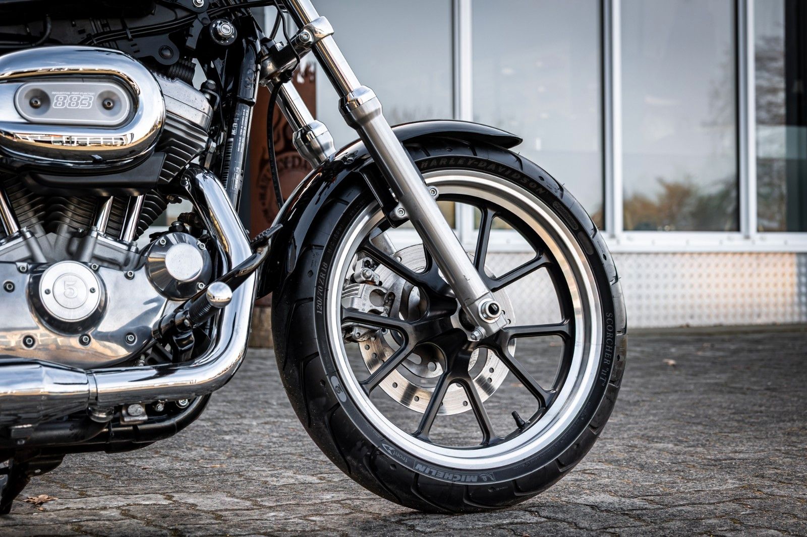 Fahrzeugabbildung Harley-Davidson XL883L SUPERLOW SPORTSTER - VIVID BLACK