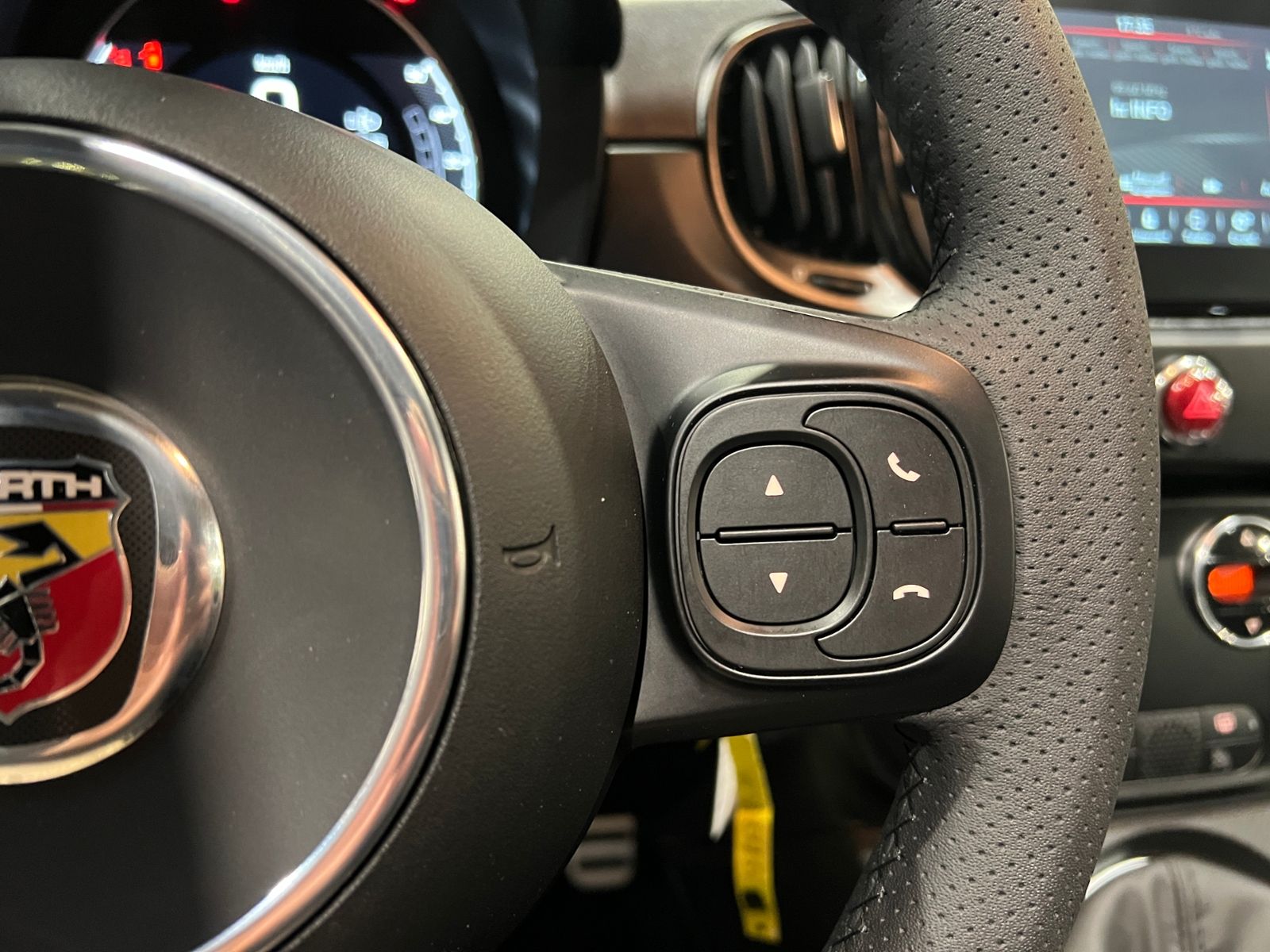 Fahrzeugabbildung Abarth 595C T-Jet KLIMA NAV DAB PDC ALU