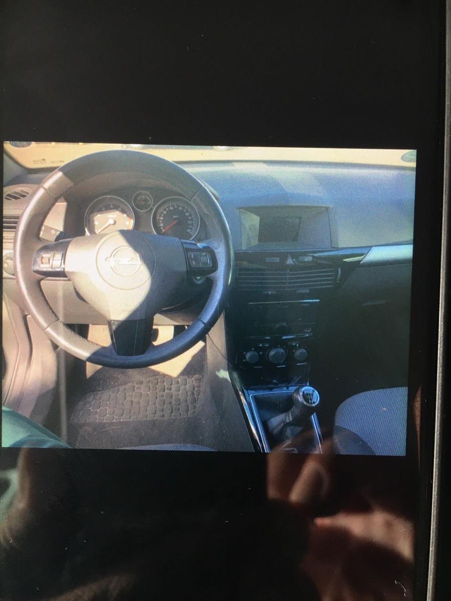 Opel Astra 2010 — interior