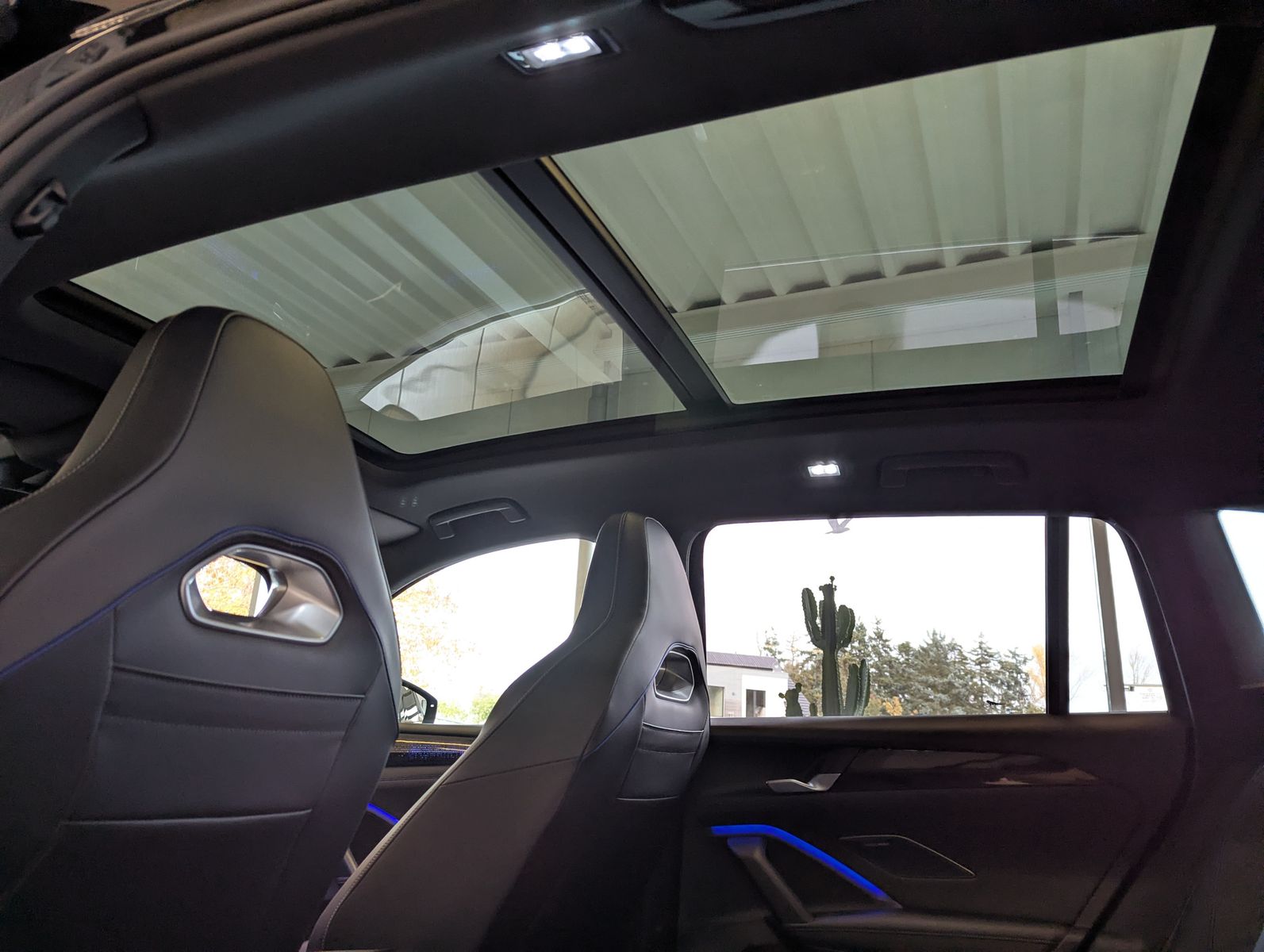 Fahrzeugabbildung Volkswagen Tiguan 2.0TDI R-Line 4M Pano Black Matrix AHK 20