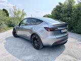 Tesla Model Y Performance (Quicksilver / White) - Tesla Model Y in Stuttgart