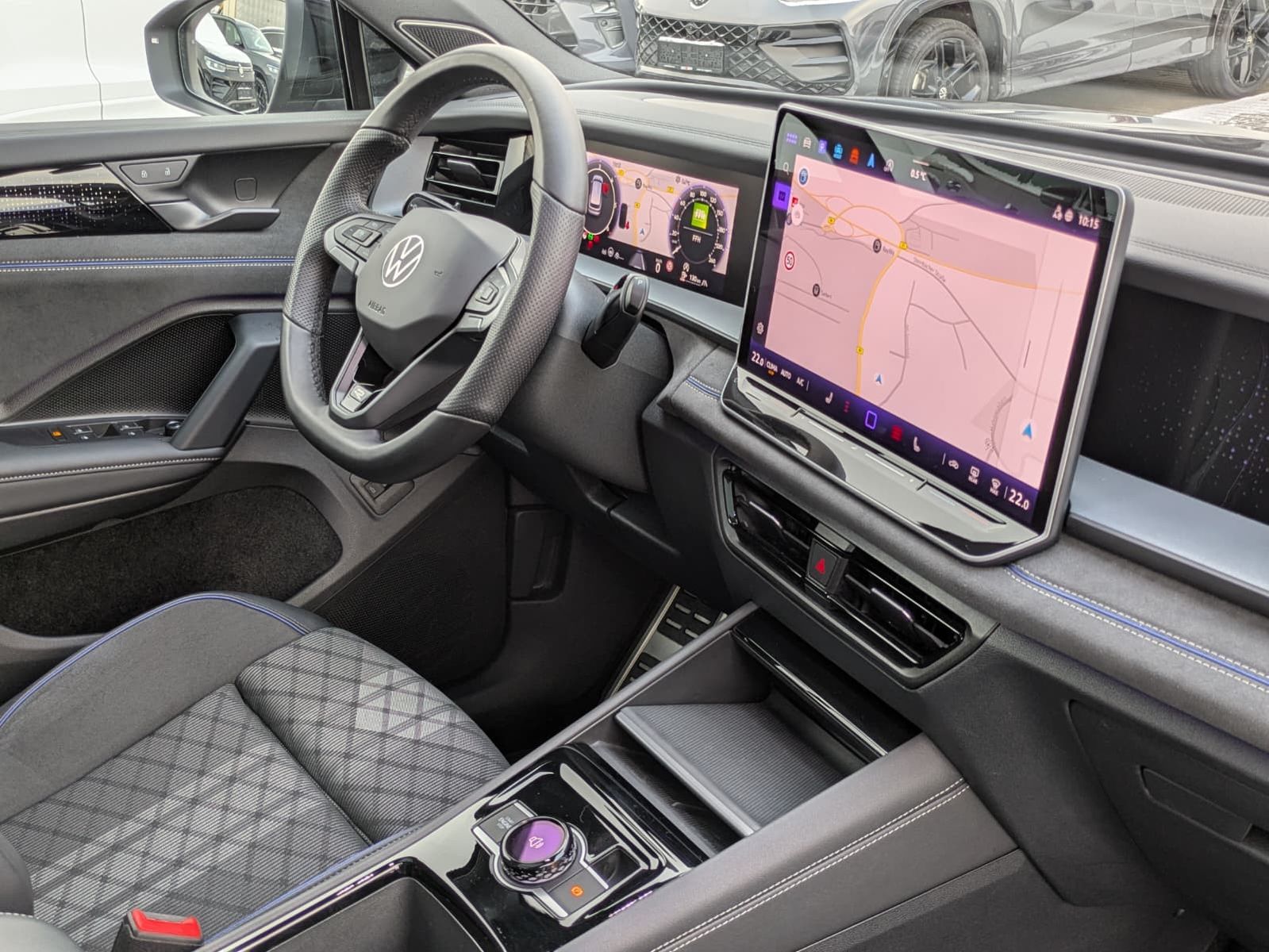 Fahrzeugabbildung Volkswagen Tayron 2.0 TDI 4M R-Line BLACK*7S*IQ-L.*PANO*HUD