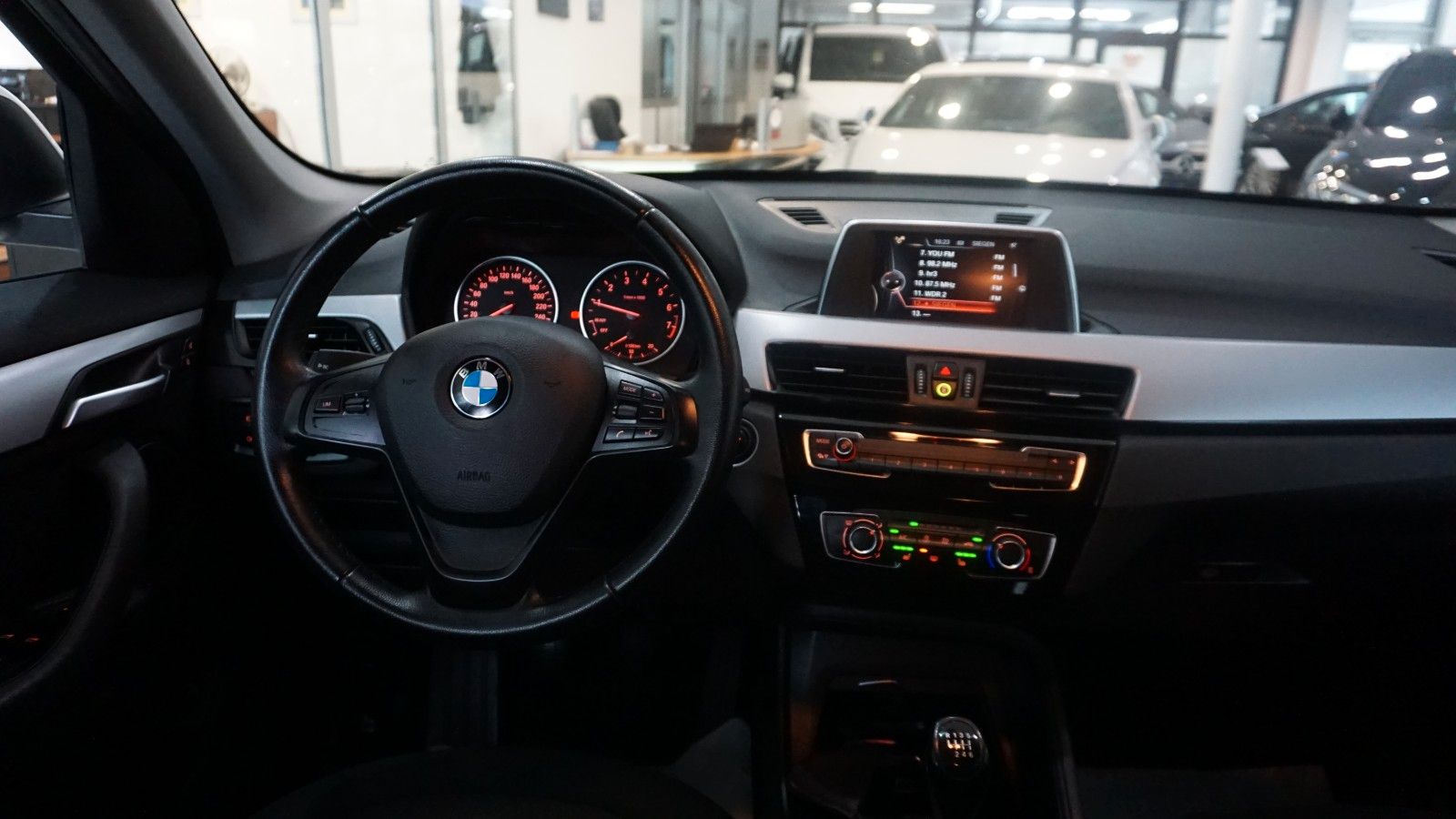 Fahrzeugabbildung BMW X1 sDrive 18 i *NAVIGATION*Elektr.Heckklappe*