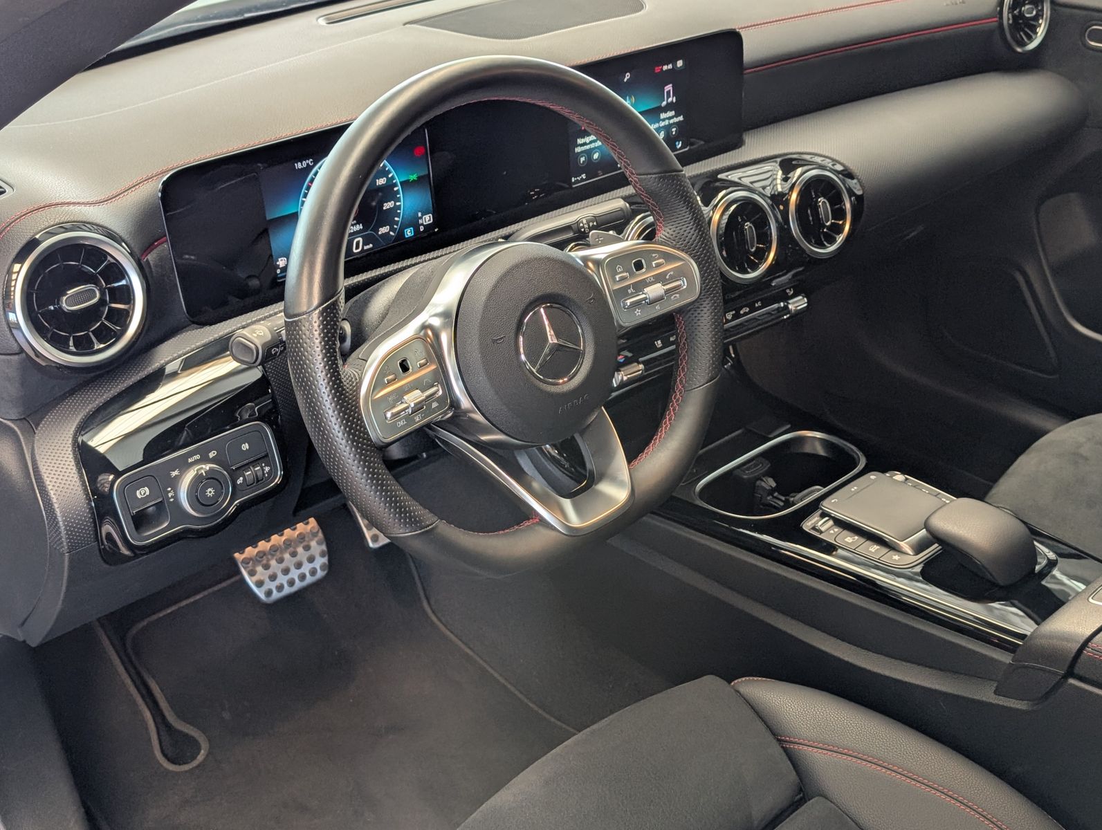 Fahrzeugabbildung Mercedes-Benz CLA 250 SB Dinamica AMG-Line MBux Cam ACC Pano
