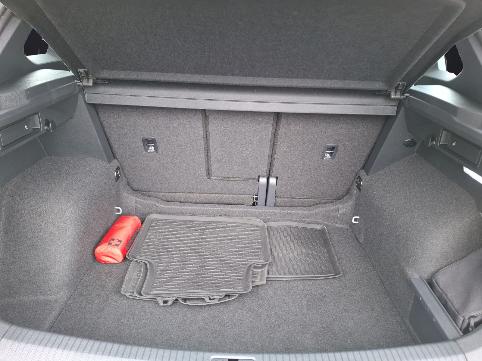 Fahrzeugabbildung Volkswagen Tiguan R-Line TSI DSG LED ACC SH LRHzg 19" AID P