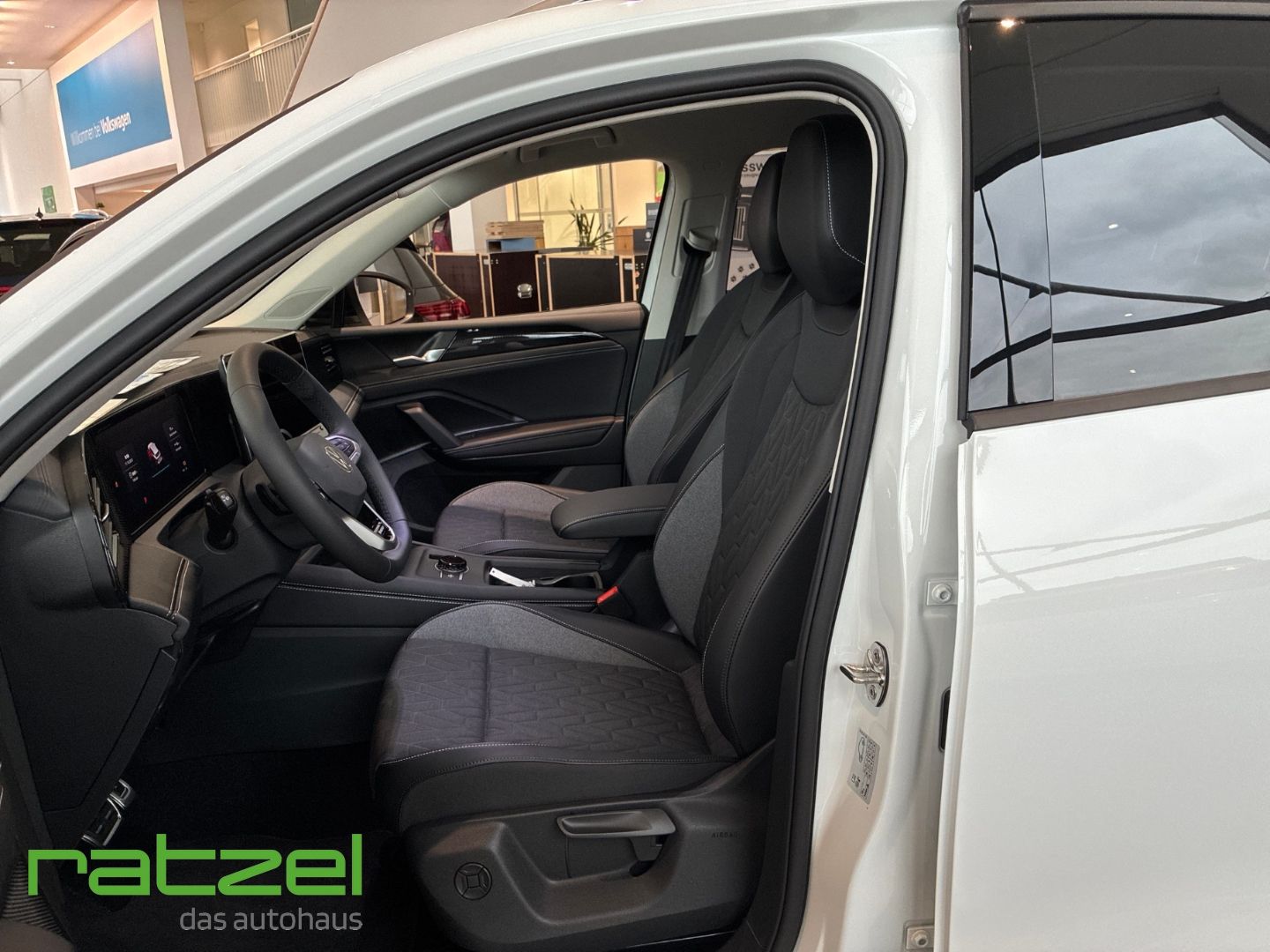 Fahrzeugabbildung Volkswagen Tiguan ENERGY 1.5 eHybrid IQ.Light+NAVI+AHK+SHZ