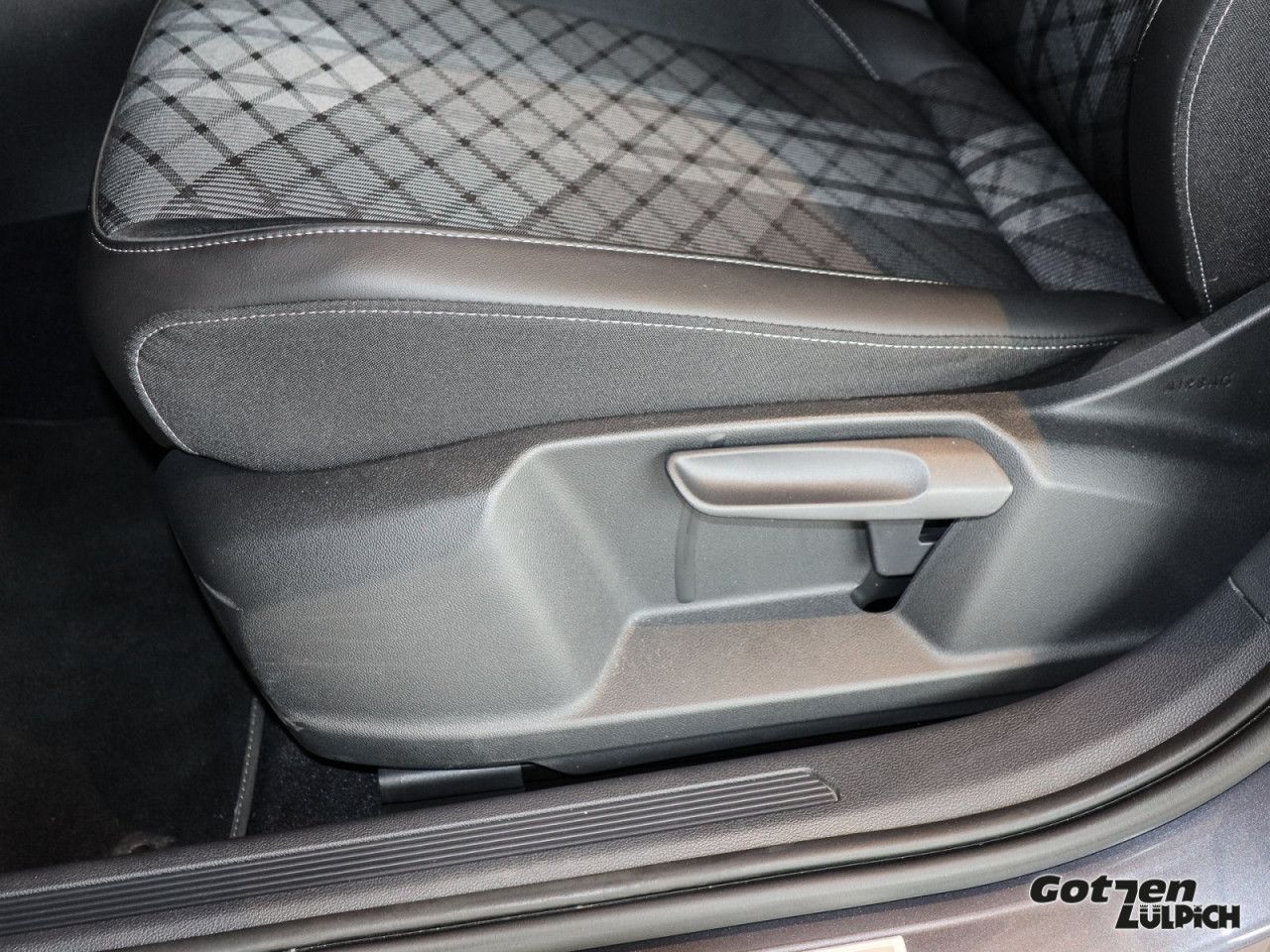 Fahrzeugabbildung Volkswagen T-Cross 1.0 TSI 85 kW R-Line Navi IQ.DRIVE LED