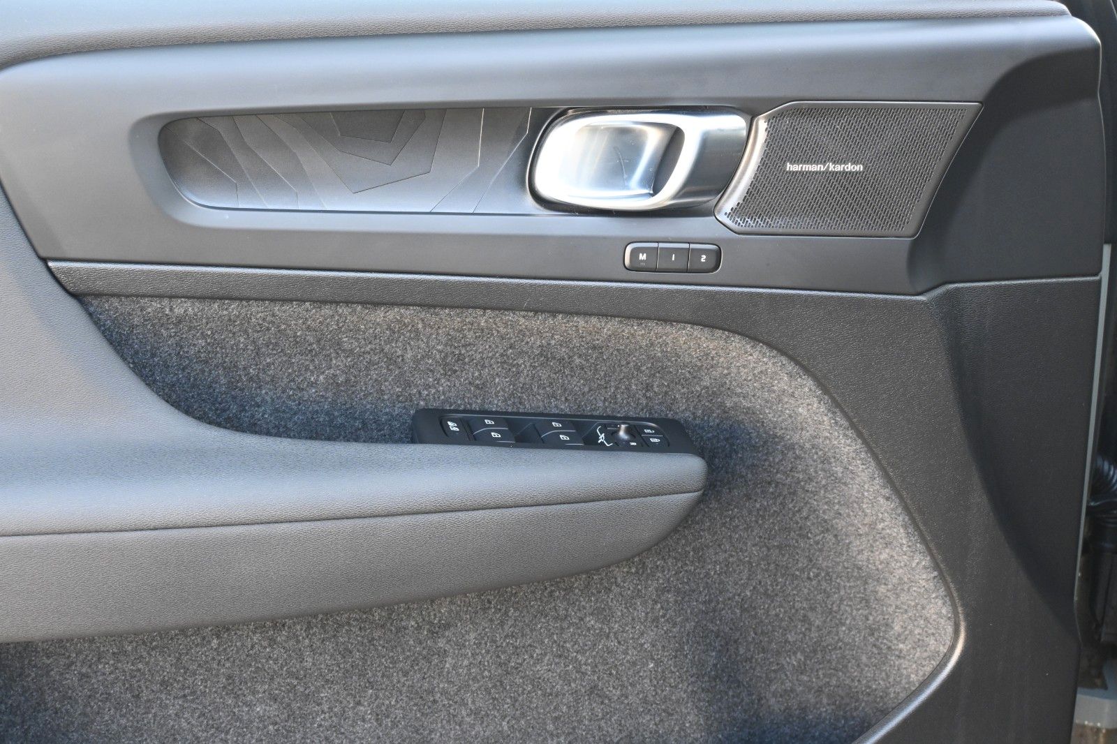 Fahrzeugabbildung Volvo XC40 T4 Recharge Plus Dark*LED*STHZ*CAM*AHK