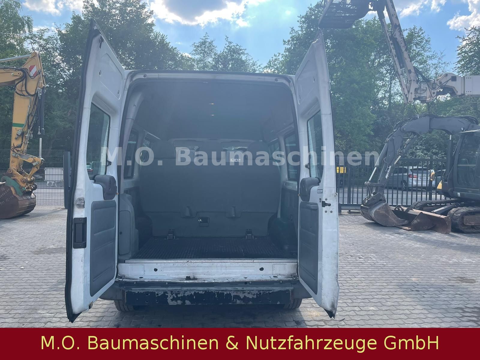 Fahrzeugabbildung Ford Transit  115 T 330 / 2,4 Liter / 9 Sitzer /