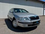Skoda Octavia 1.6 FSI Lim. Ambiente Aut. *KLIMA*PDC* - Skoda Octavia: Fsi