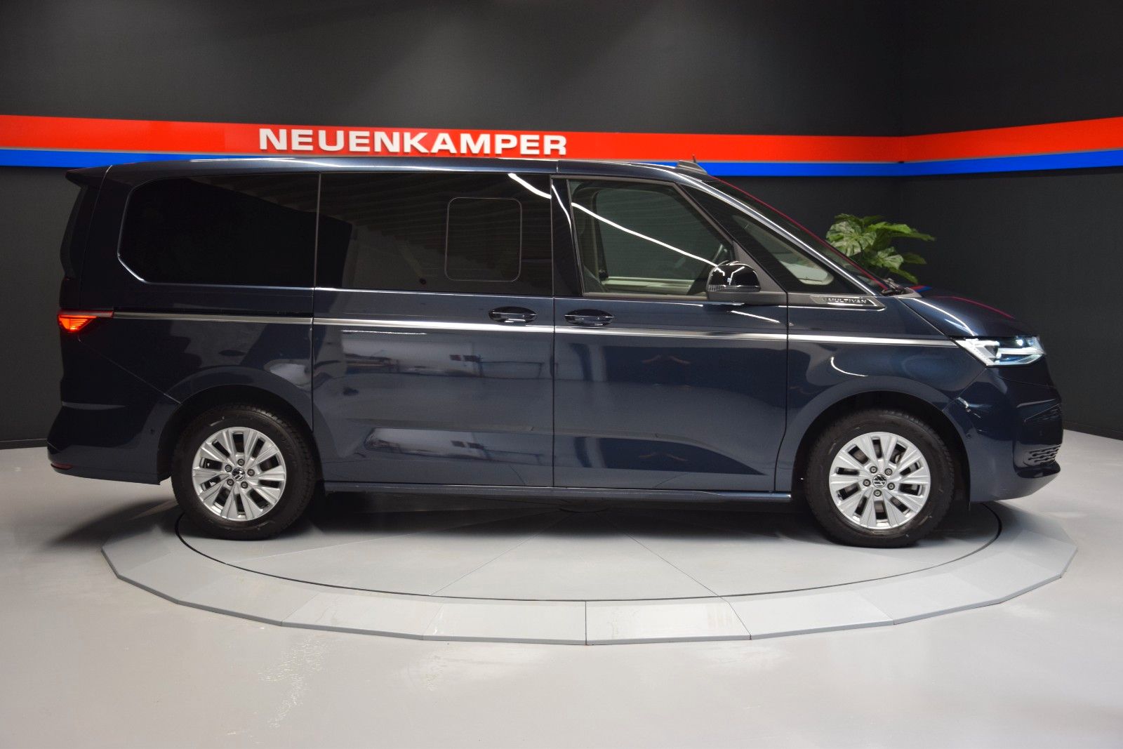 Fahrzeugabbildung Volkswagen T7 Multivan Style lang H&k vis-a-vis AHK ACC StH
