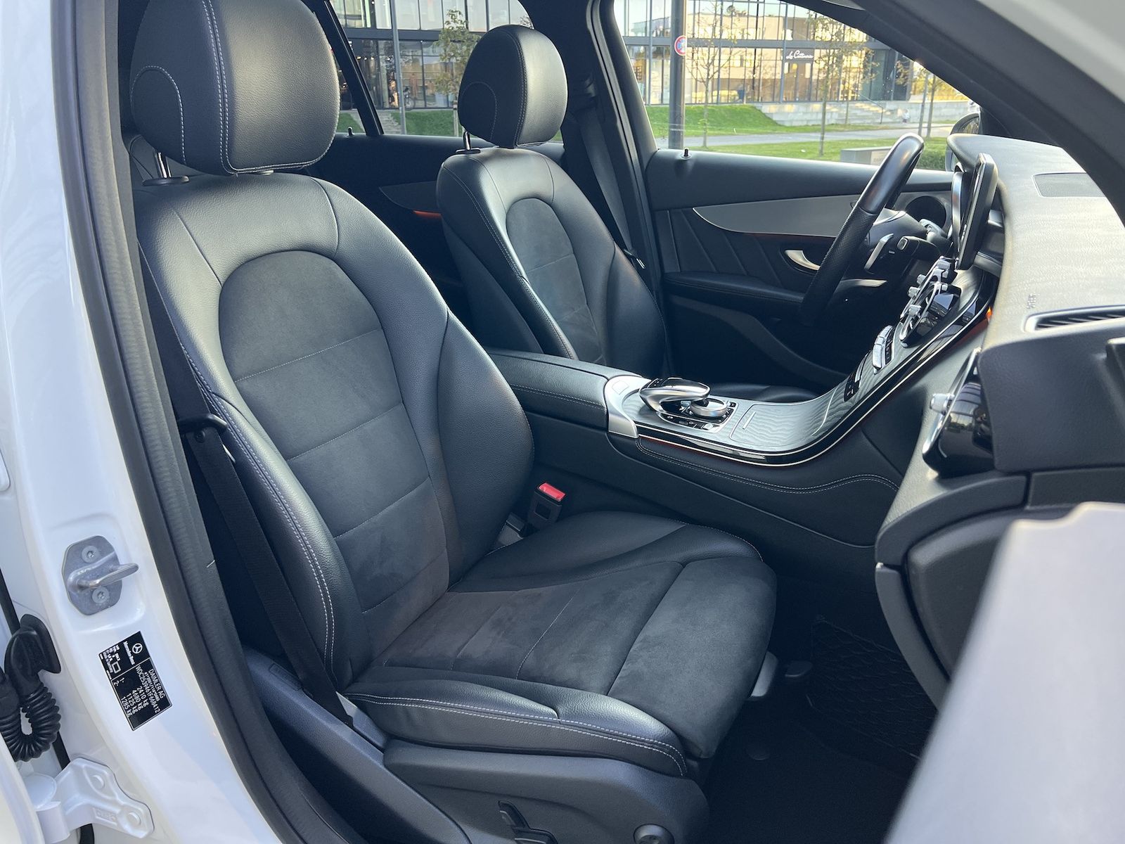 Fahrzeugabbildung Mercedes-Benz GLC 250 4Matic AMG NAVI/LED/AHK/PANO/R-KAMERA