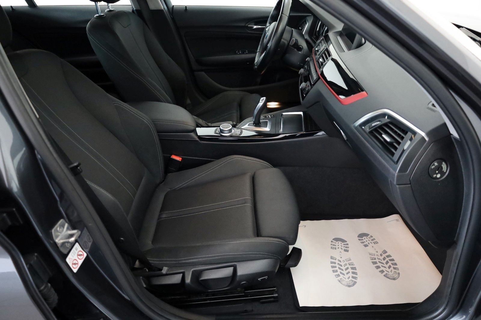 Fahrzeugabbildung BMW 118i Sport Line Lim. Navi,LED,SH,PDC,SR+WR
