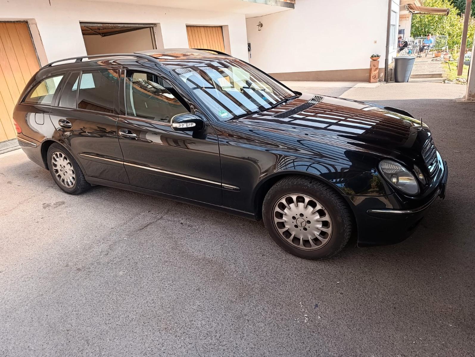 Mercedes-Benz E220 2004 — interior