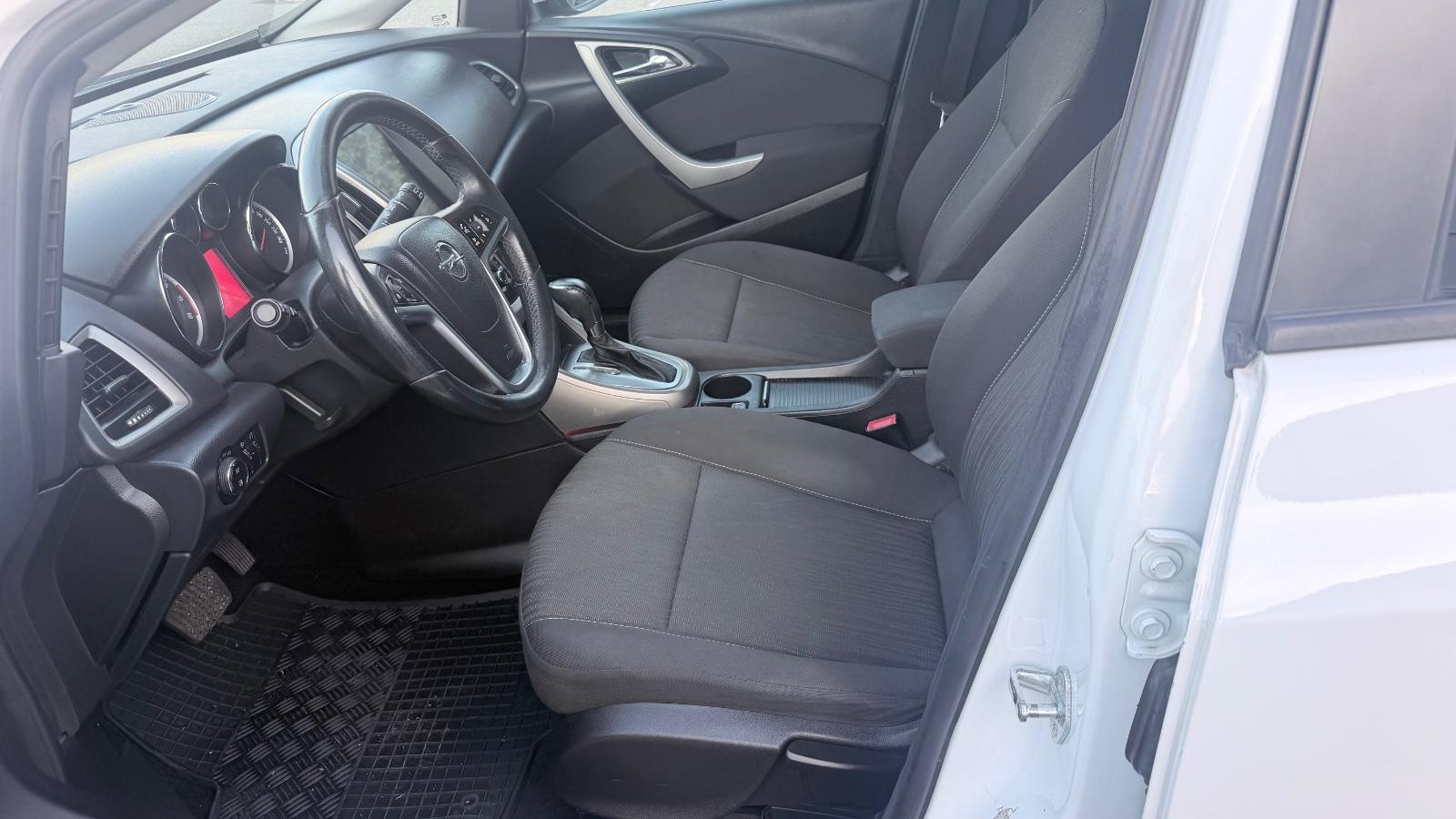 Opel Astra 2011 — photo 14
