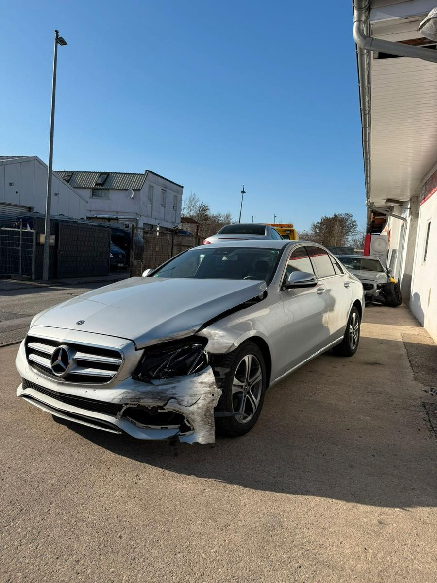 Mercedes-Benz E220d *LED*Keyless*Navi*