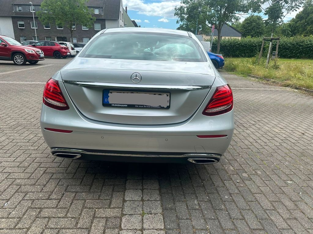 Image of Mercedes-Benz E 220