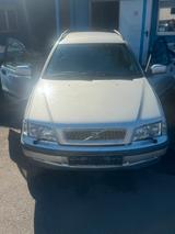Volvo v40 Kombi mit 69000 km tüv bis 3,2026 - Volvo Gebrauchtwagen von 1999