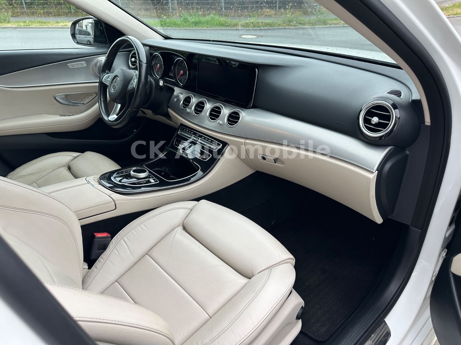 Fahrzeugabbildung Mercedes-Benz E 300 Lim. AMG-Line/Navi/Leder/Kamera/Burmester