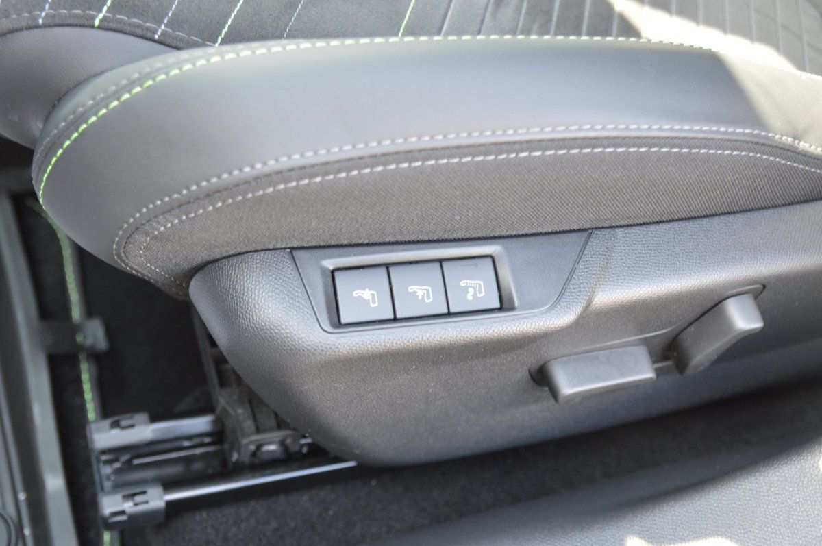 Fahrzeugabbildung Peugeot 2008   GT LED Shz Navi Alu